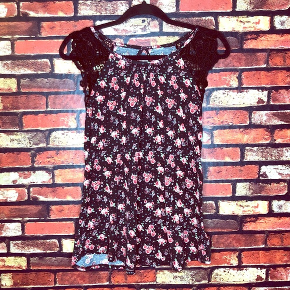 Tops - ⭐ XL Black Floral Blouse with Lace Sleeves